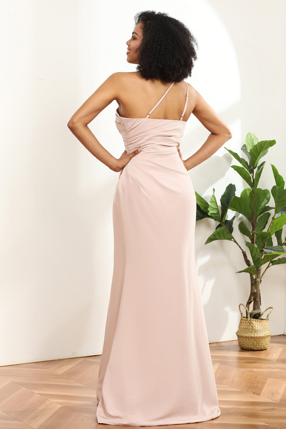 Rosa Satén Un Hombro Vestido de Invitado con Hendidura