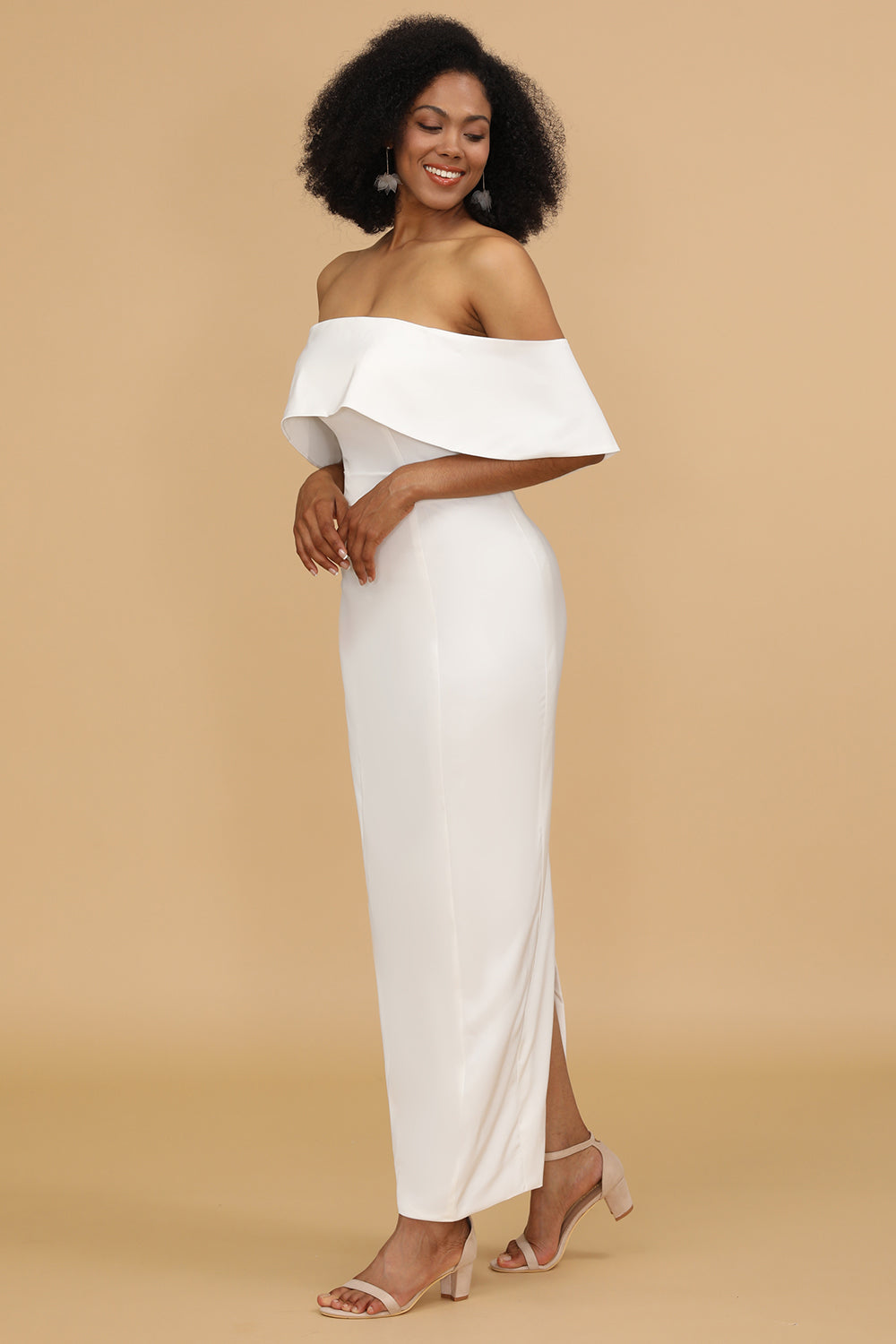 Vestido de dama de honor satén blanco fuera del hombro
