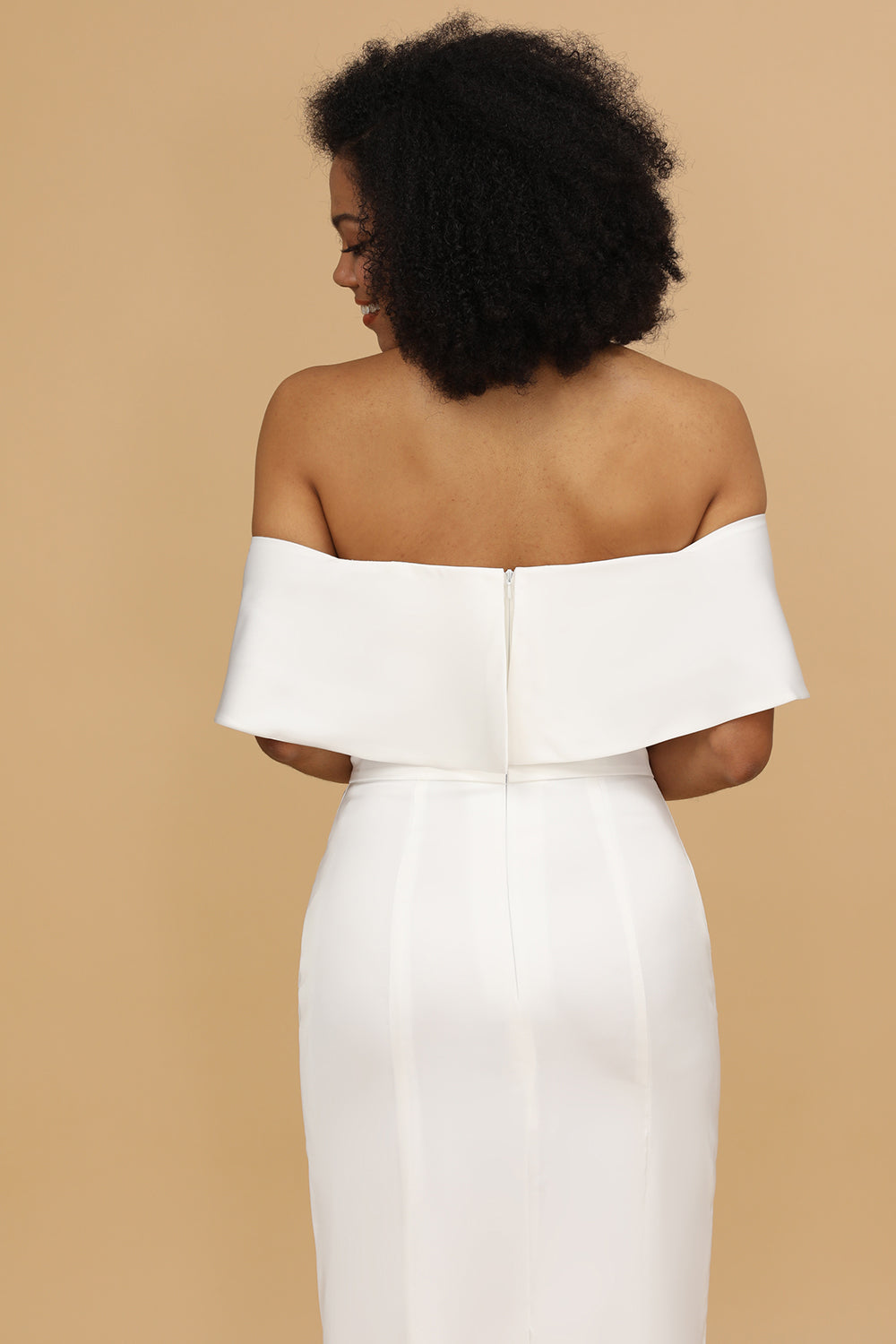 Vestido de dama de honor satén blanco fuera del hombro