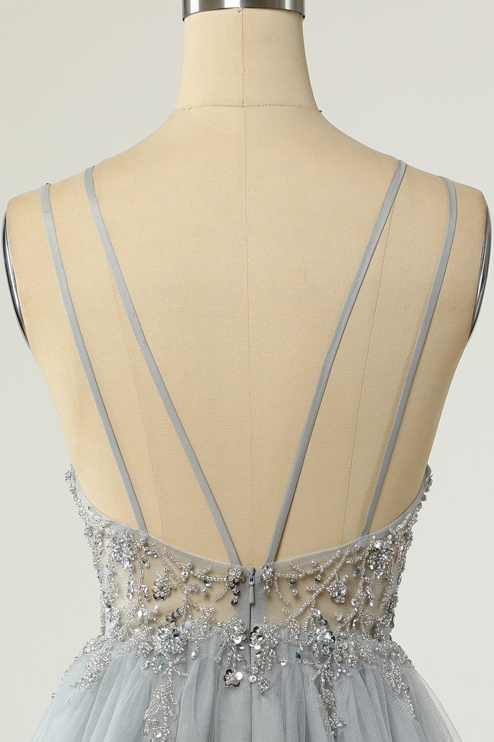 Precioso Vestido corto de regreso a casa gris con tirantes finos y pedrería