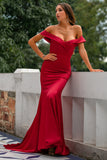 Vestido rojo de fiesta con hombros descubiertos