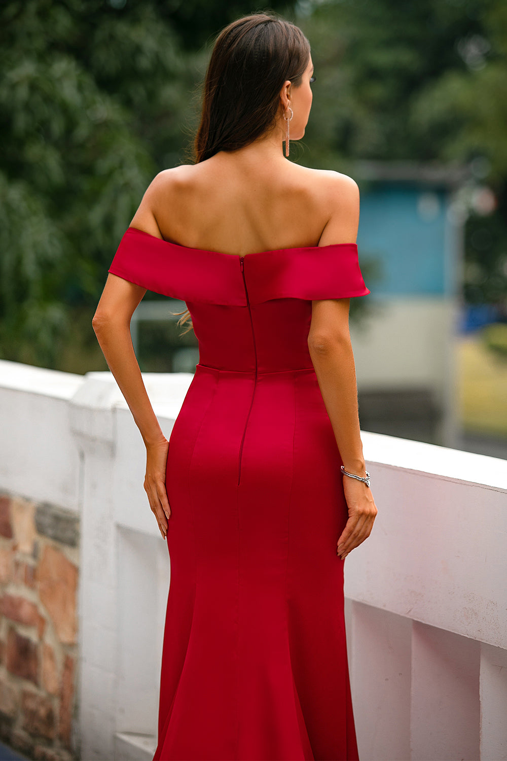 Vestido rojo de fiesta con hombros descubiertos