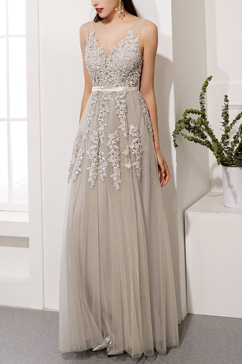 Vestido gris con apliques