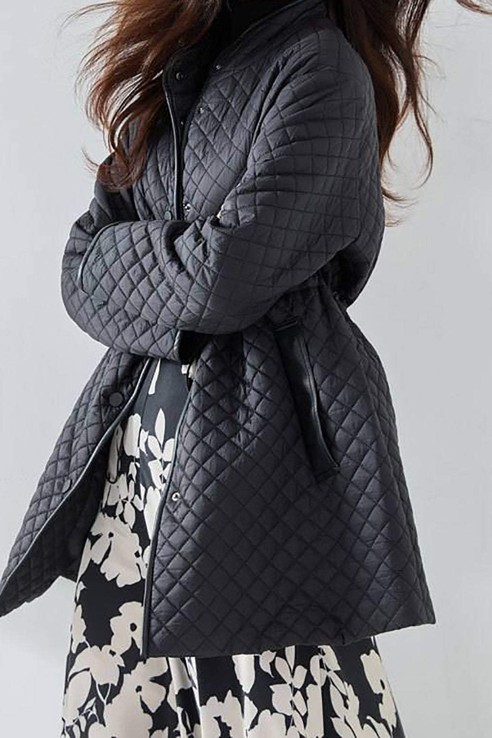 Chaqueta acolchada ligera con botones negros