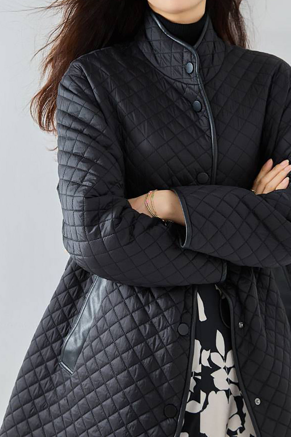 Chaqueta acolchada ligera con botones negros