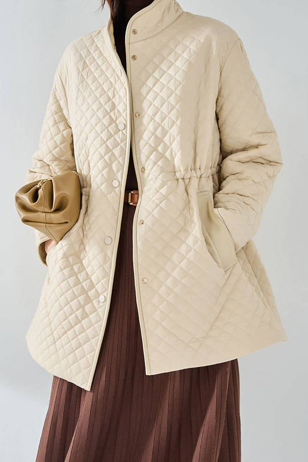 Chaqueta acolchada ligera con botones negros