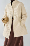 Chaqueta acolchada ligera con botones negros