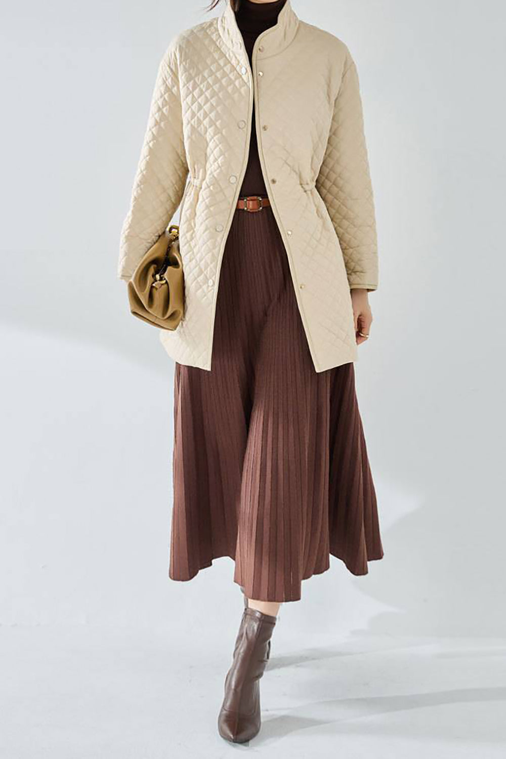 Chaqueta acolchada ligera con botones negros