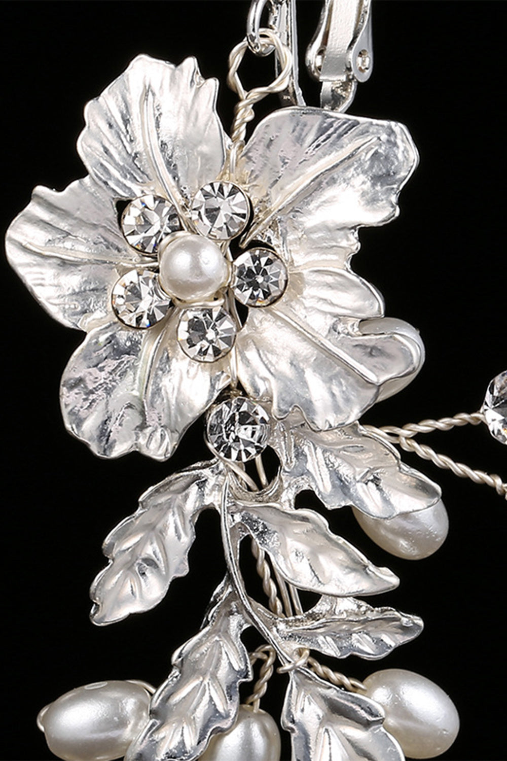 Clip de oreja nupcial de flor blanca