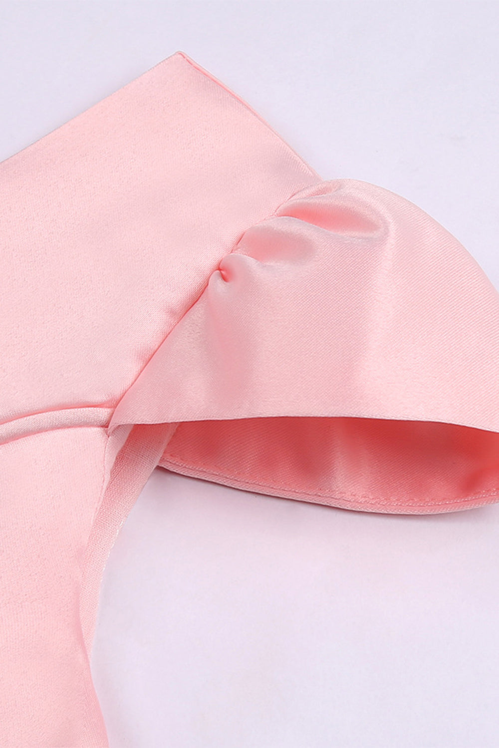 Un vestido de chica rojo con cuello en V con mangas de gorra