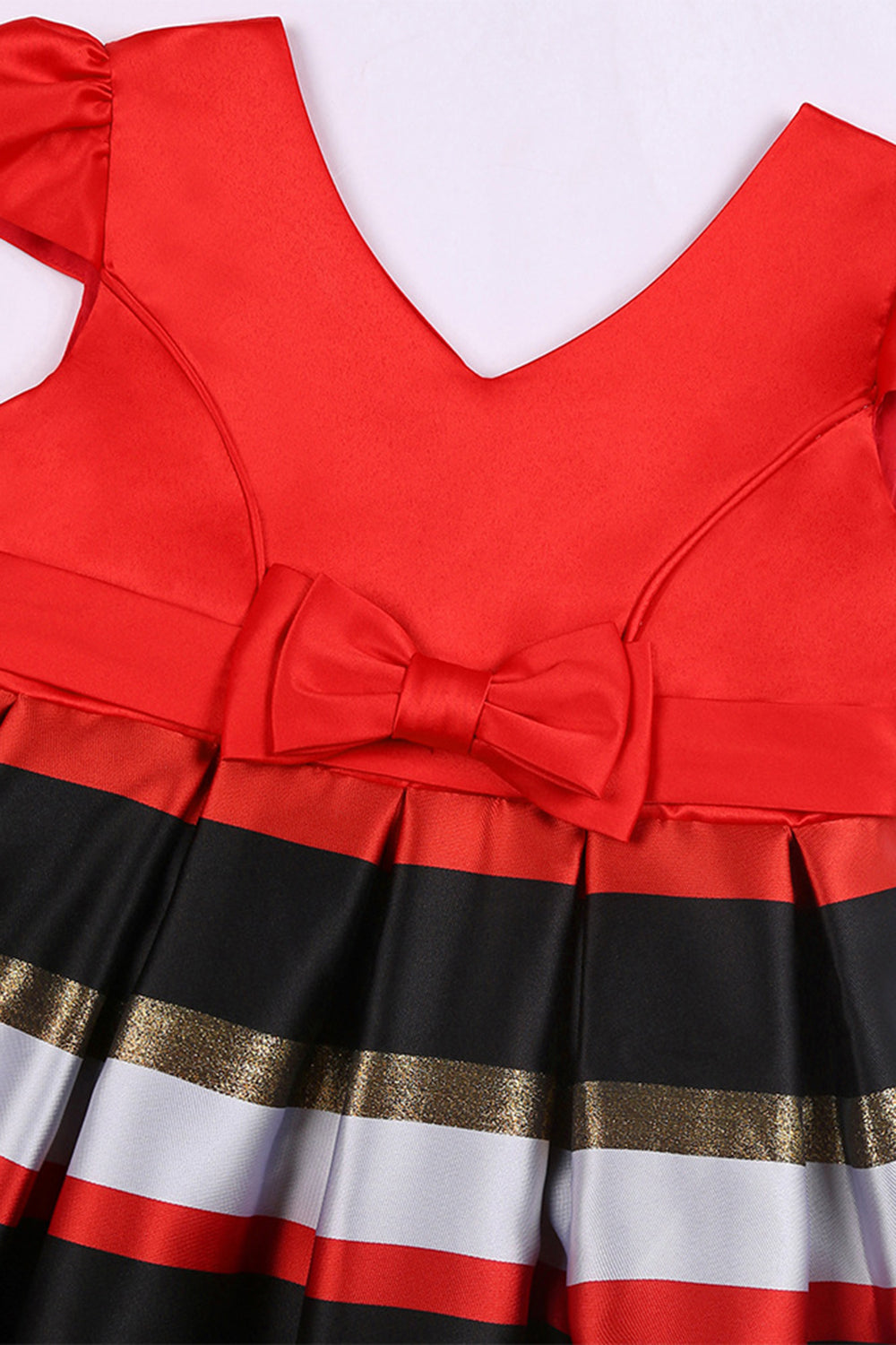 Un vestido de chica rojo con cuello en V con mangas de gorra