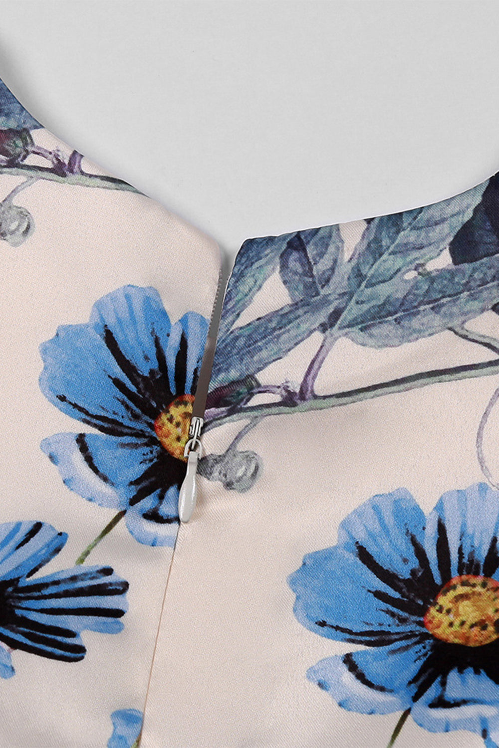 Una línea joya cuello azul claro vestido de niña estampado