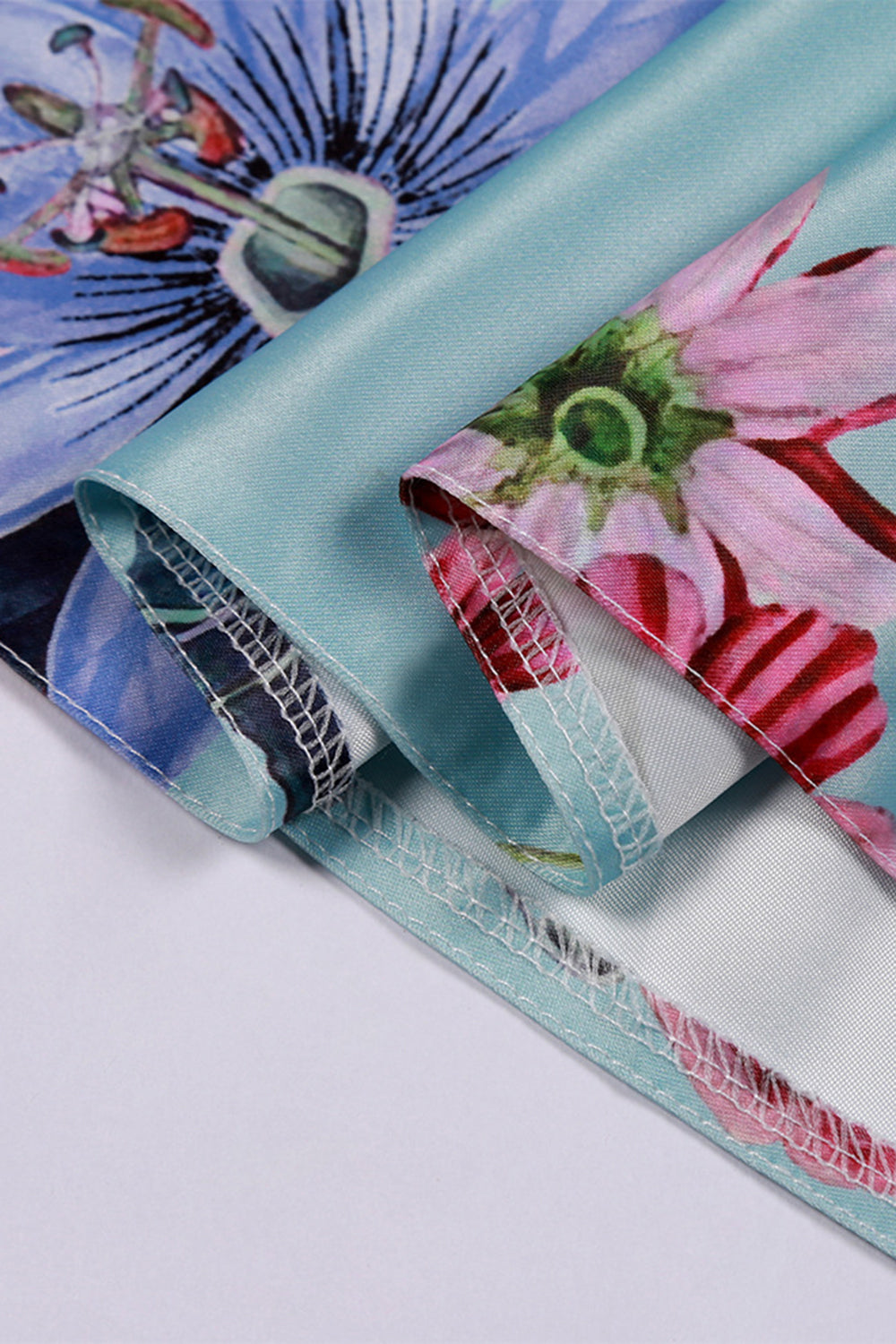 Una línea joya cuello azul claro vestido de niña estampado