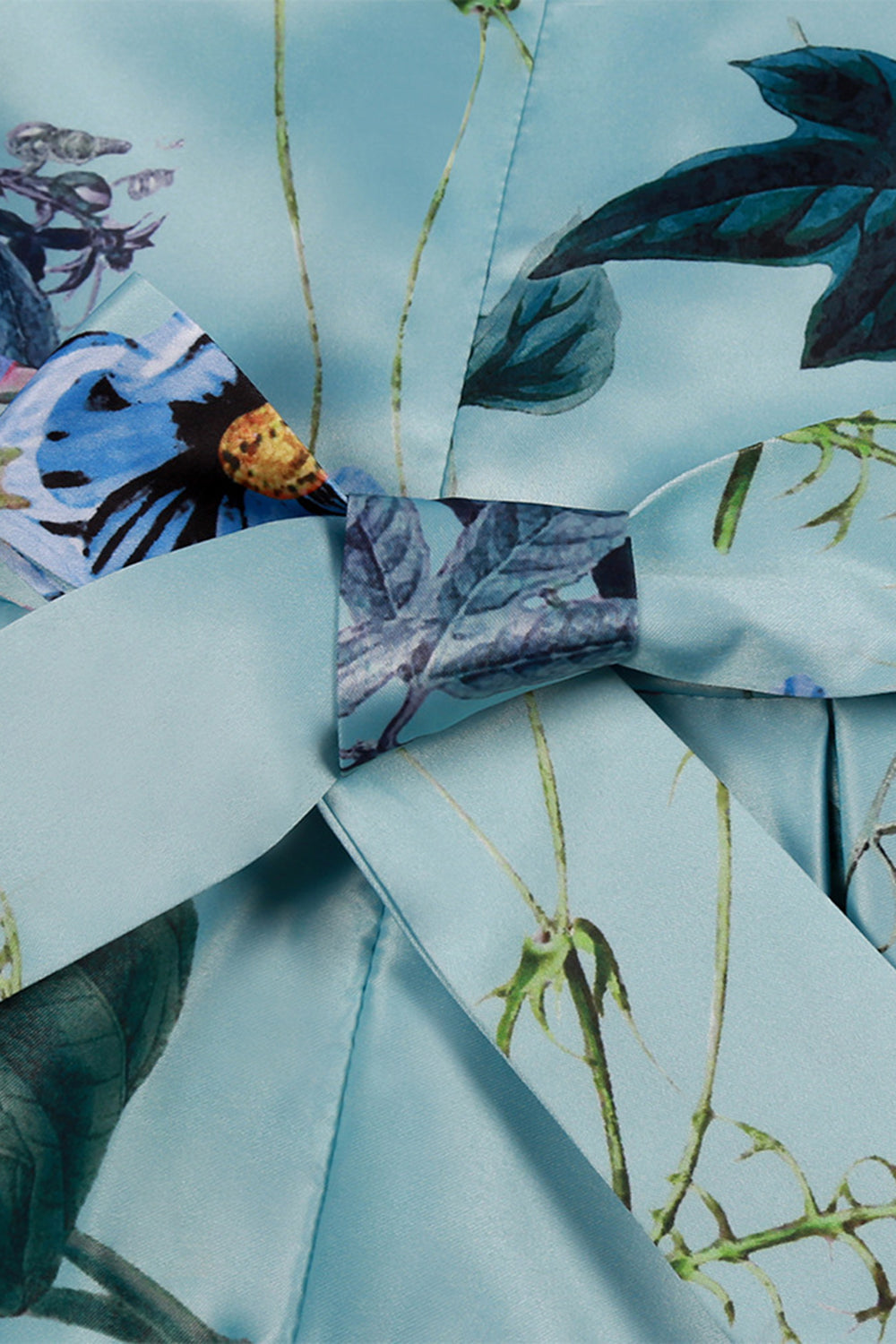 Una línea joya cuello azul claro vestido de niña estampado