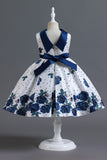 Una línea de cuello joya azul estampado vestido de niña