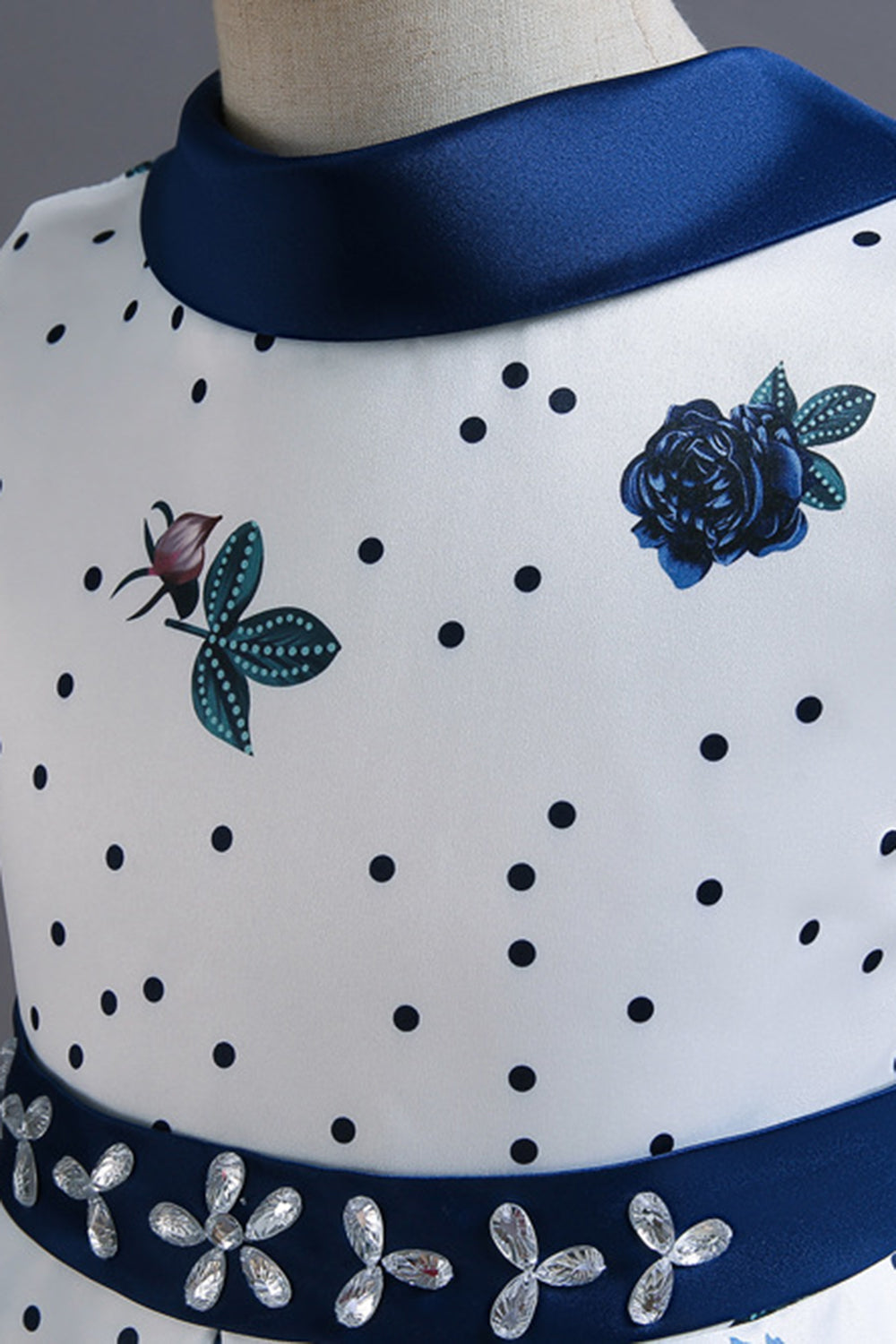 Una línea de cuello joya azul estampado vestido de niña