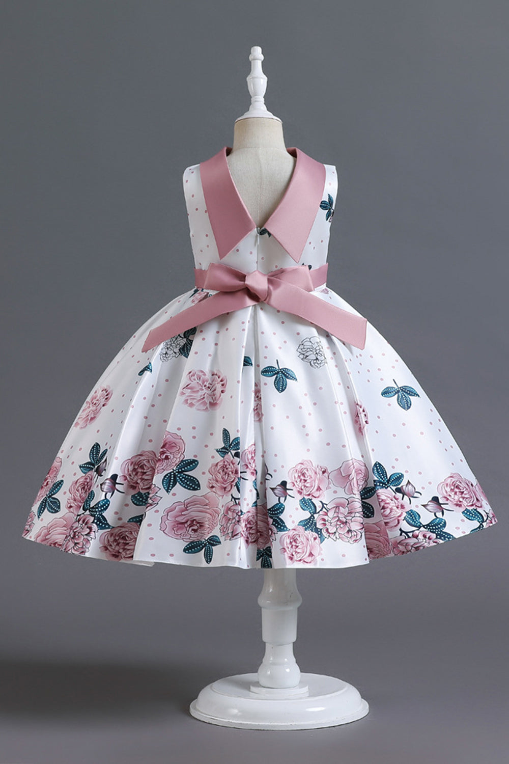 Una línea de cuello joya azul estampado vestido de niña
