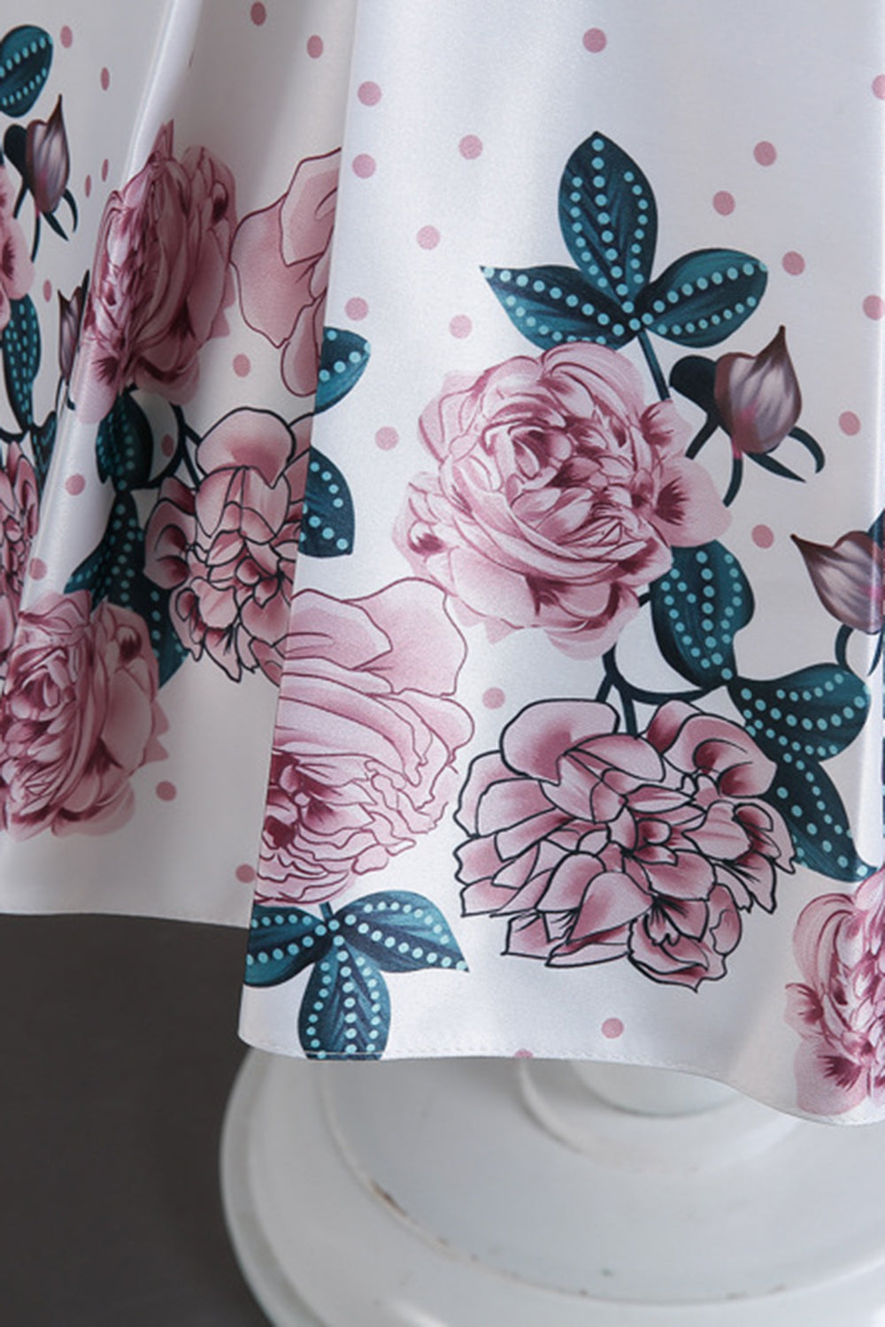 Una línea de cuello joya azul estampado vestido de niña