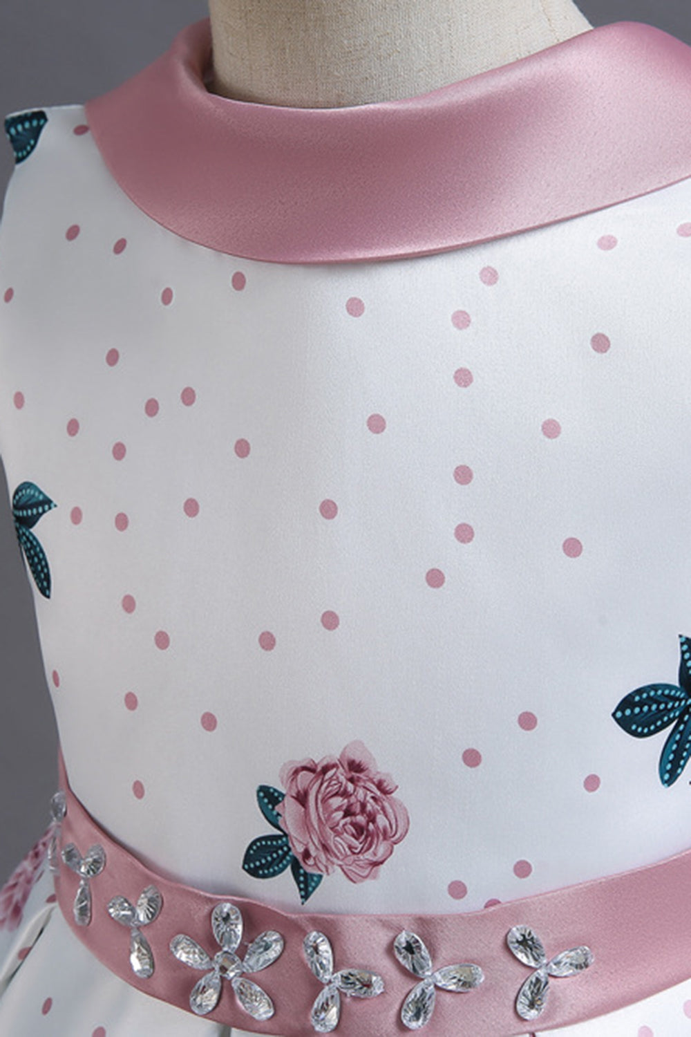 Una línea de cuello joya azul estampado vestido de niña