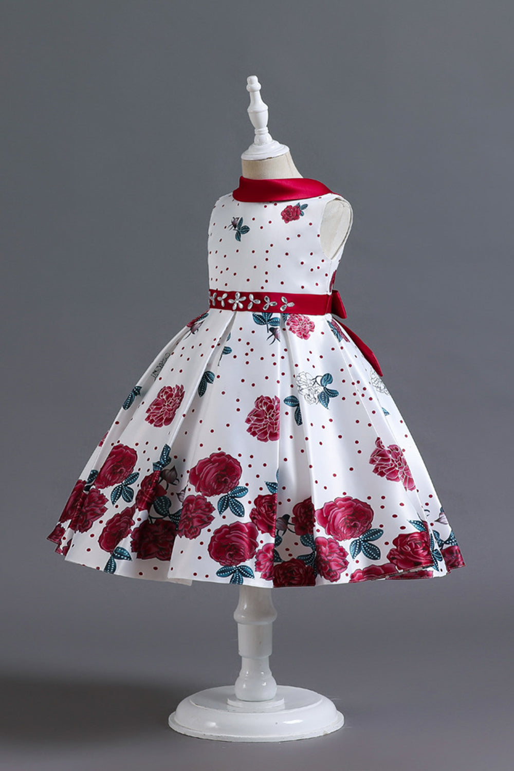 Una línea de cuello joya azul estampado vestido de niña
