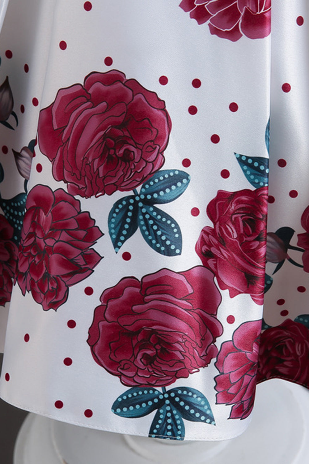 Una línea de cuello joya azul estampado vestido de niña