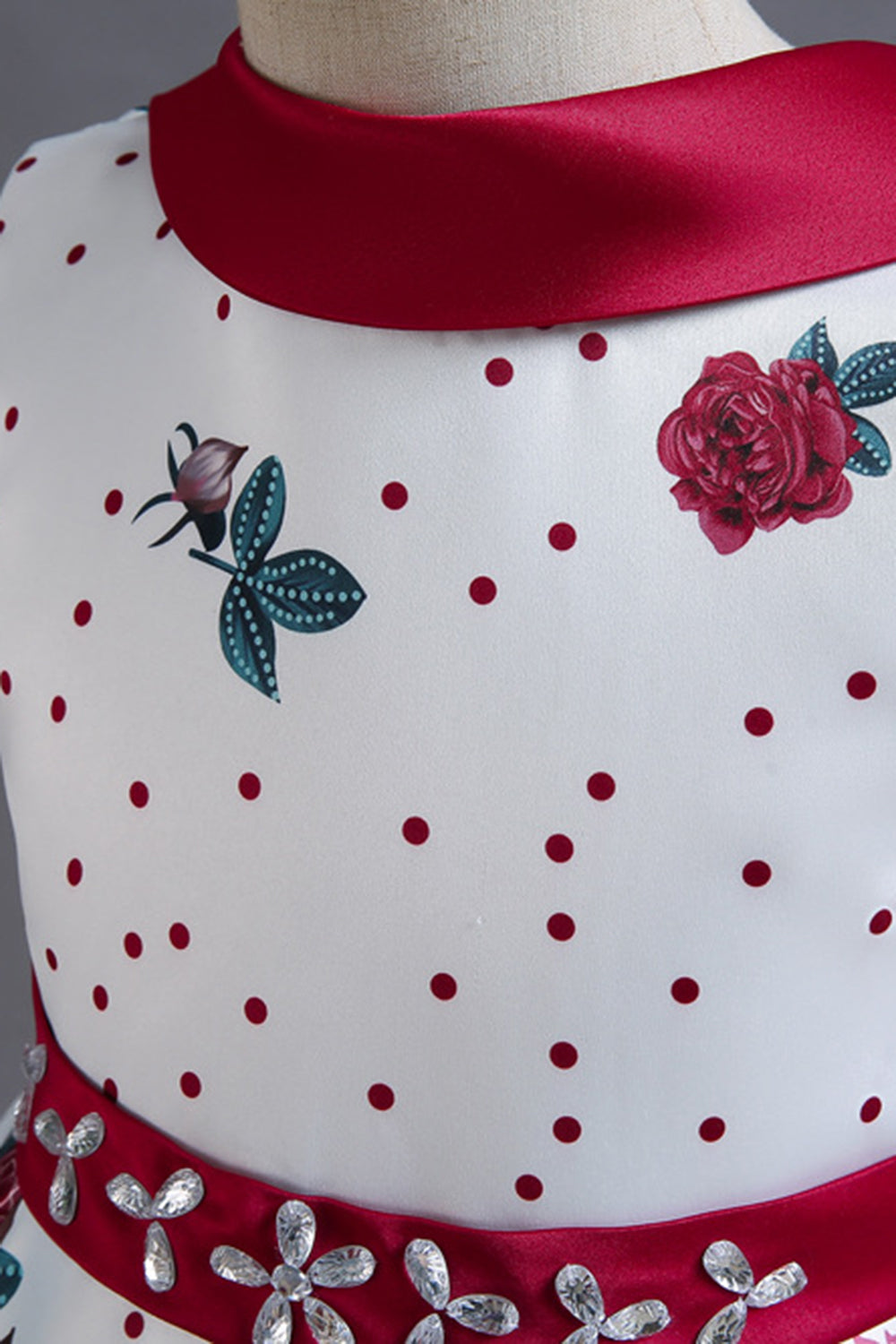 Una línea de cuello joya azul estampado vestido de niña