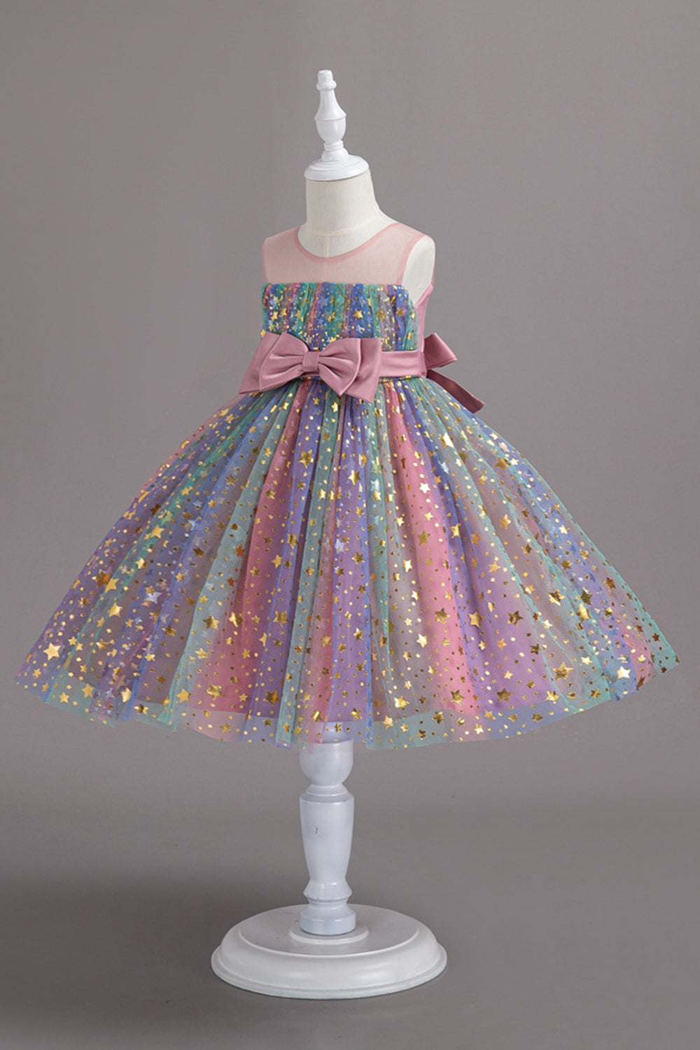 Una línea joya cuello rubor chica vestido de fiesta con moño