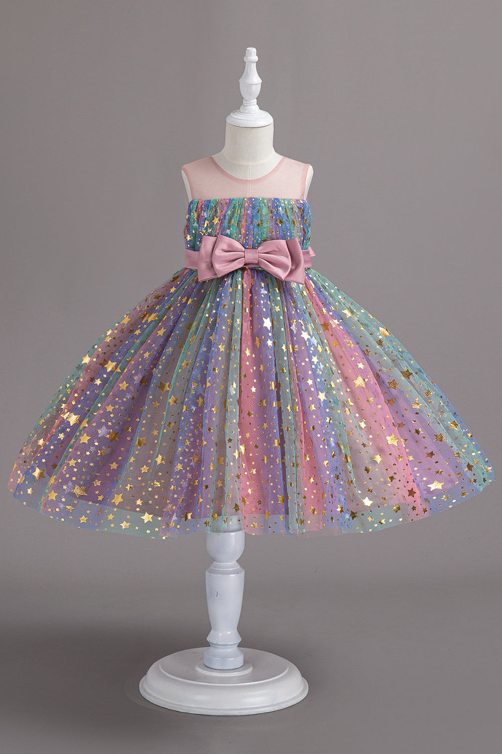 Una línea joya cuello rubor chica vestido de fiesta con moño