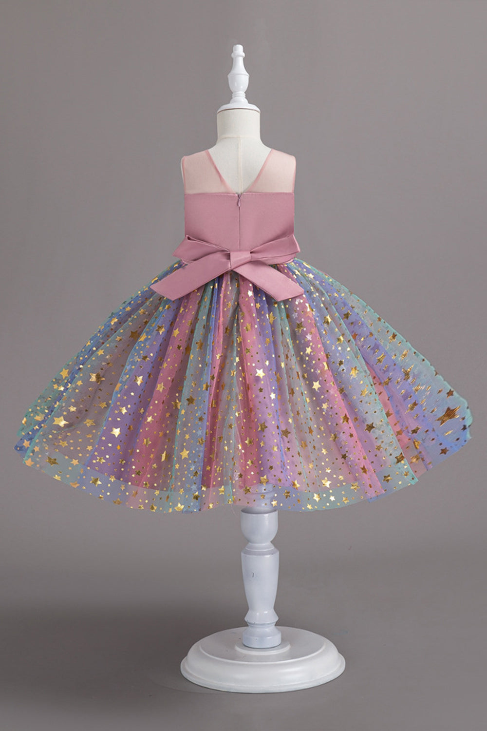 Una línea joya cuello rubor chica vestido de fiesta con moño