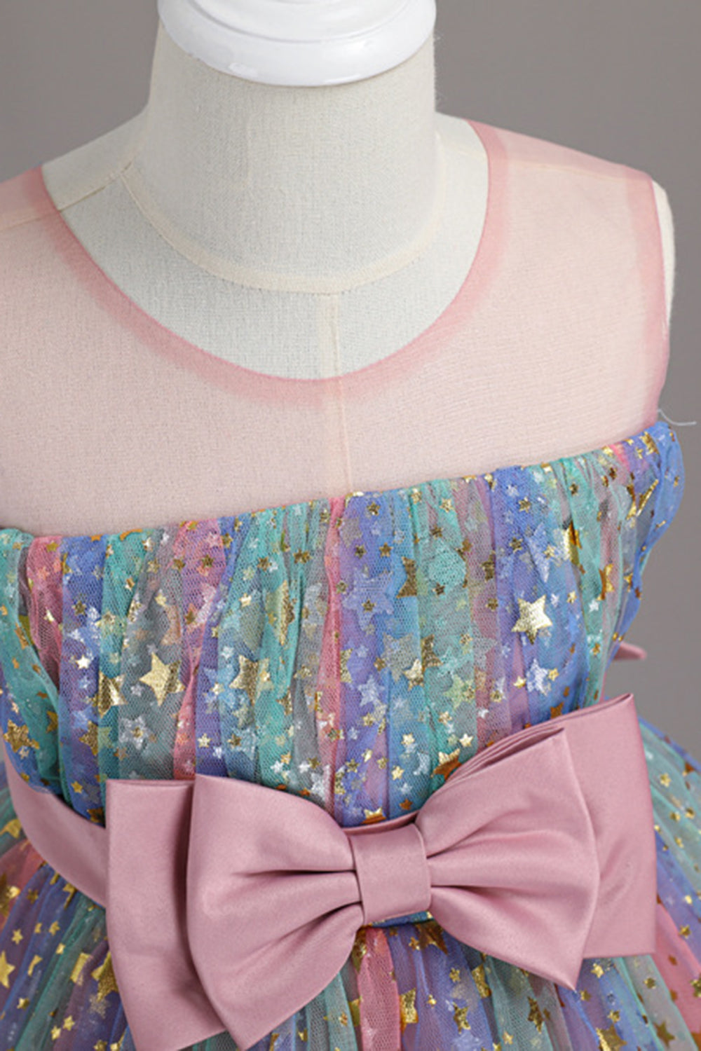 Una línea joya cuello rubor chica vestido de fiesta con moño