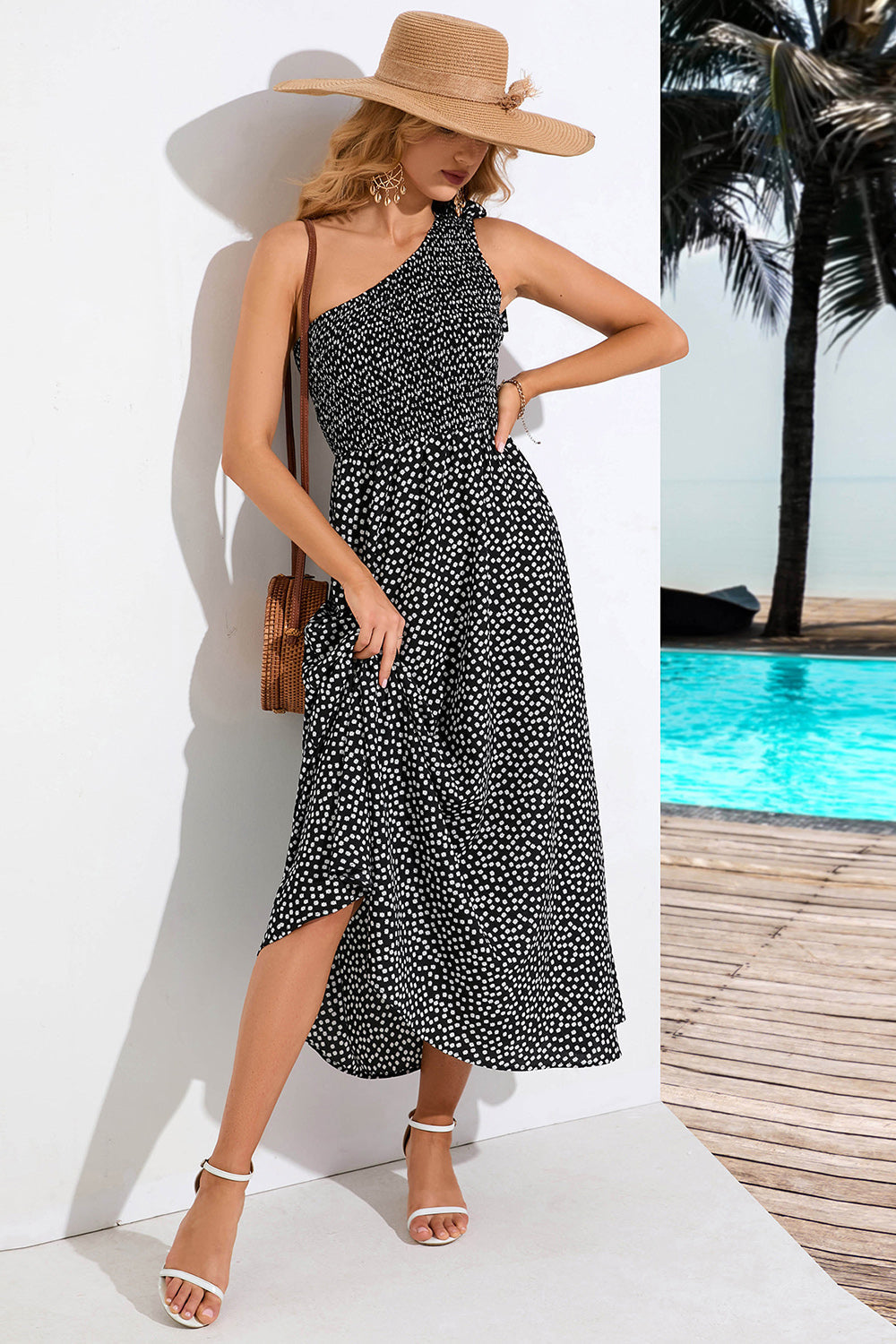 Un vestido de verano estampado negro de hombro