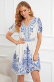 Vestido de verano con cuello V blanco estampado con mangas cortas