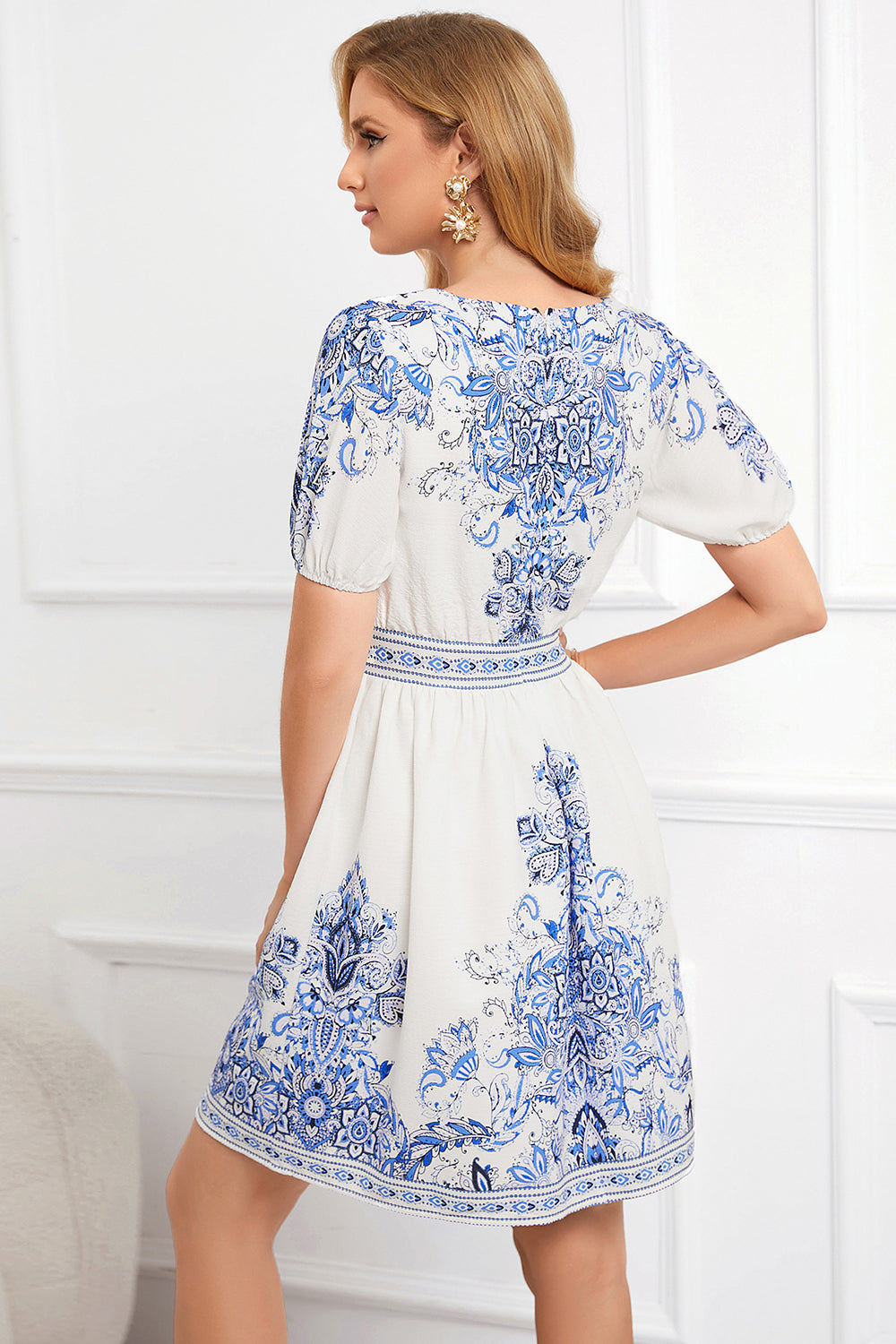 Vestido de verano con cuello V blanco estampado con mangas cortas