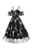 Vestido azul de la década de 1950 con hombros descubiertos y bordados