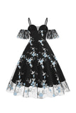 Vestido azul de la década de 1950 con hombros descubiertos y bordados
