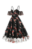 Vestido azul de la década de 1950 con hombros descubiertos y bordados