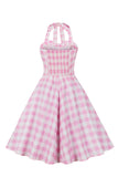 Un vestido rosa a cuadros rosa a cuadros de la década de 1950 con cuello halter
