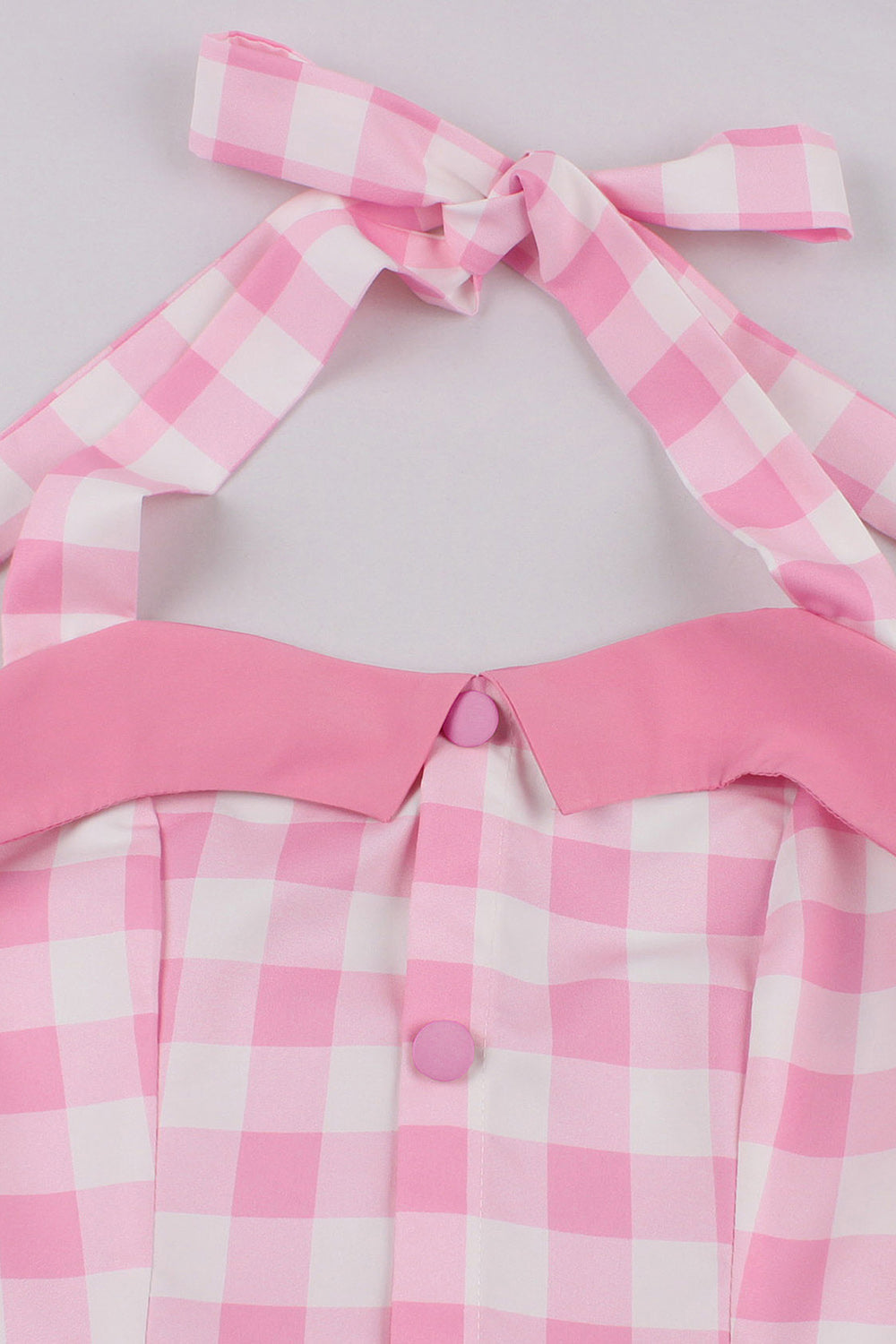 Un vestido rosa a cuadros rosa a cuadros de la década de 1950 con cuello halter