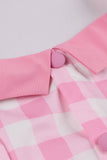 Un vestido rosa a cuadros rosa a cuadros de la década de 1950 con cuello halter