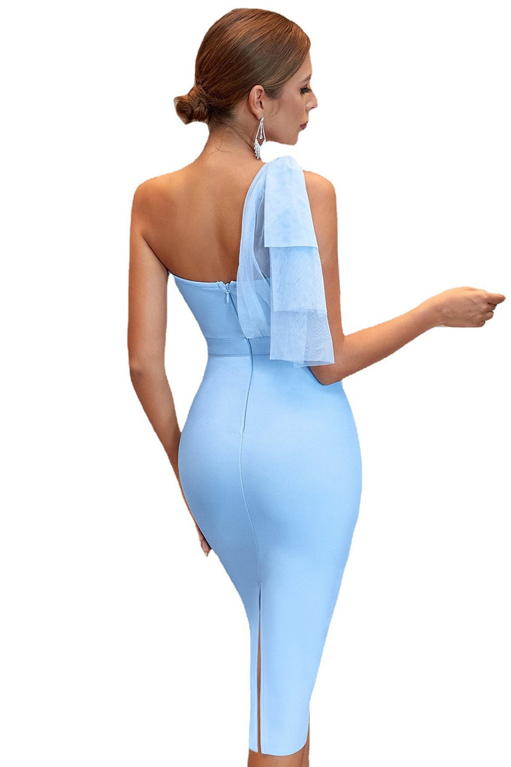 Un vestido de cóctel ajustado azul de hombro con hendidura