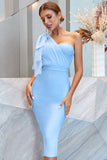 Un vestido de cóctel ajustado azul de hombro con hendidura