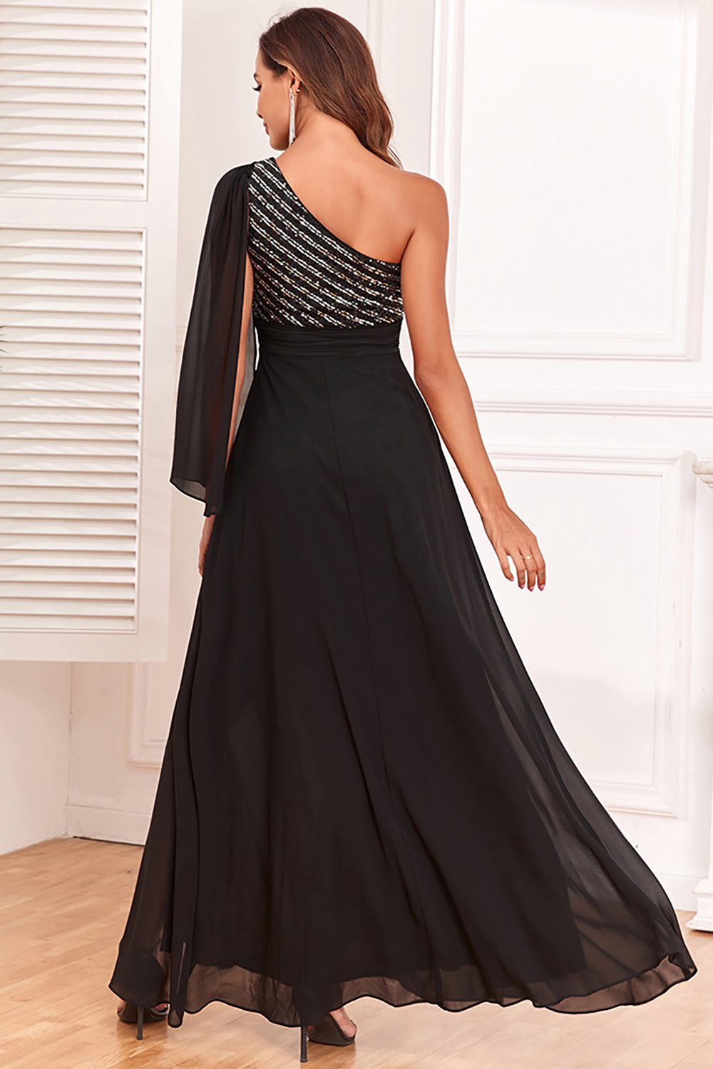 Vestido formal negro brillante de un hombro con lentejuelas