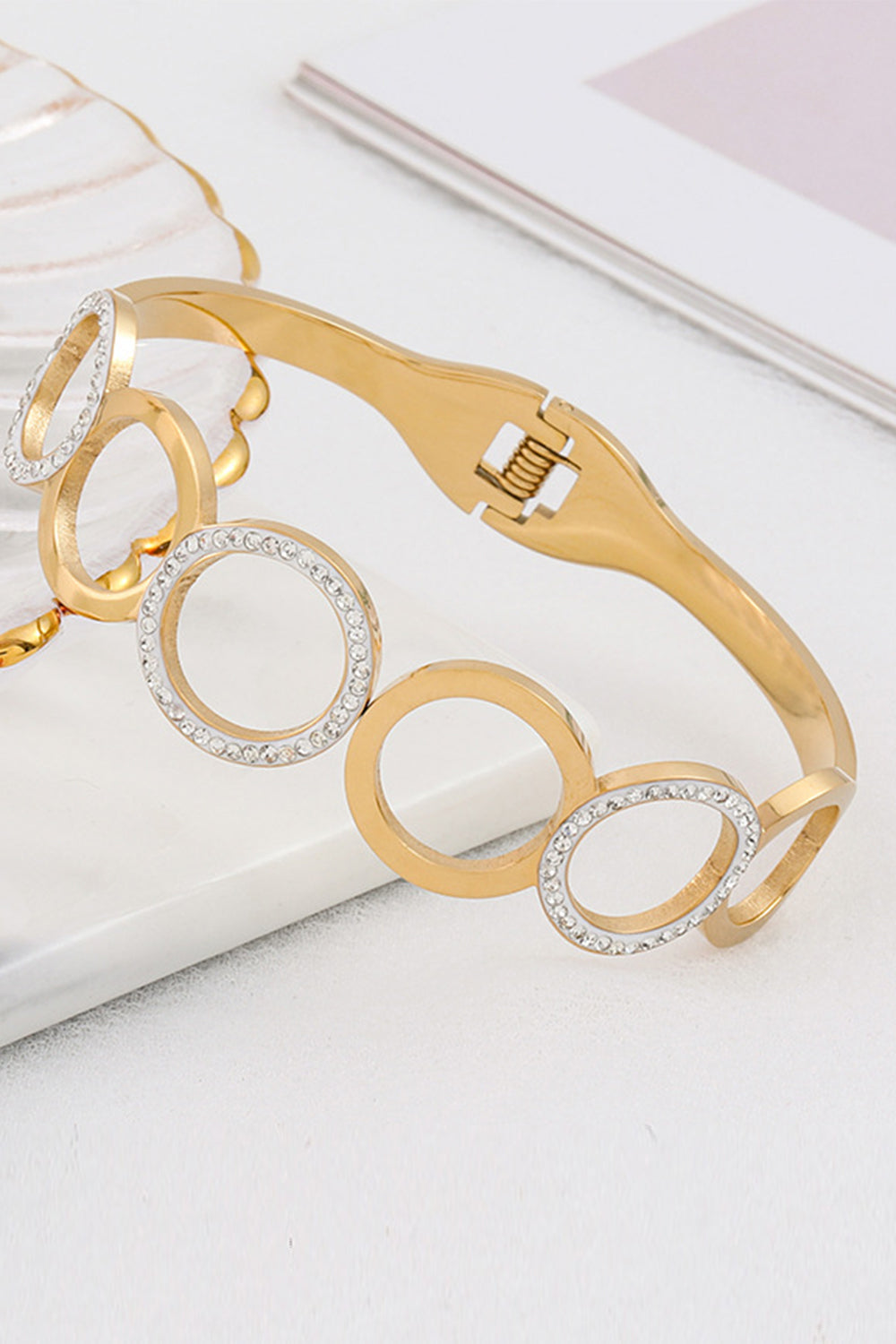 Pulsera redonda de acero de titanio antiguo