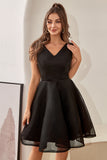 Vestido de regreso a casa negro con cuello V