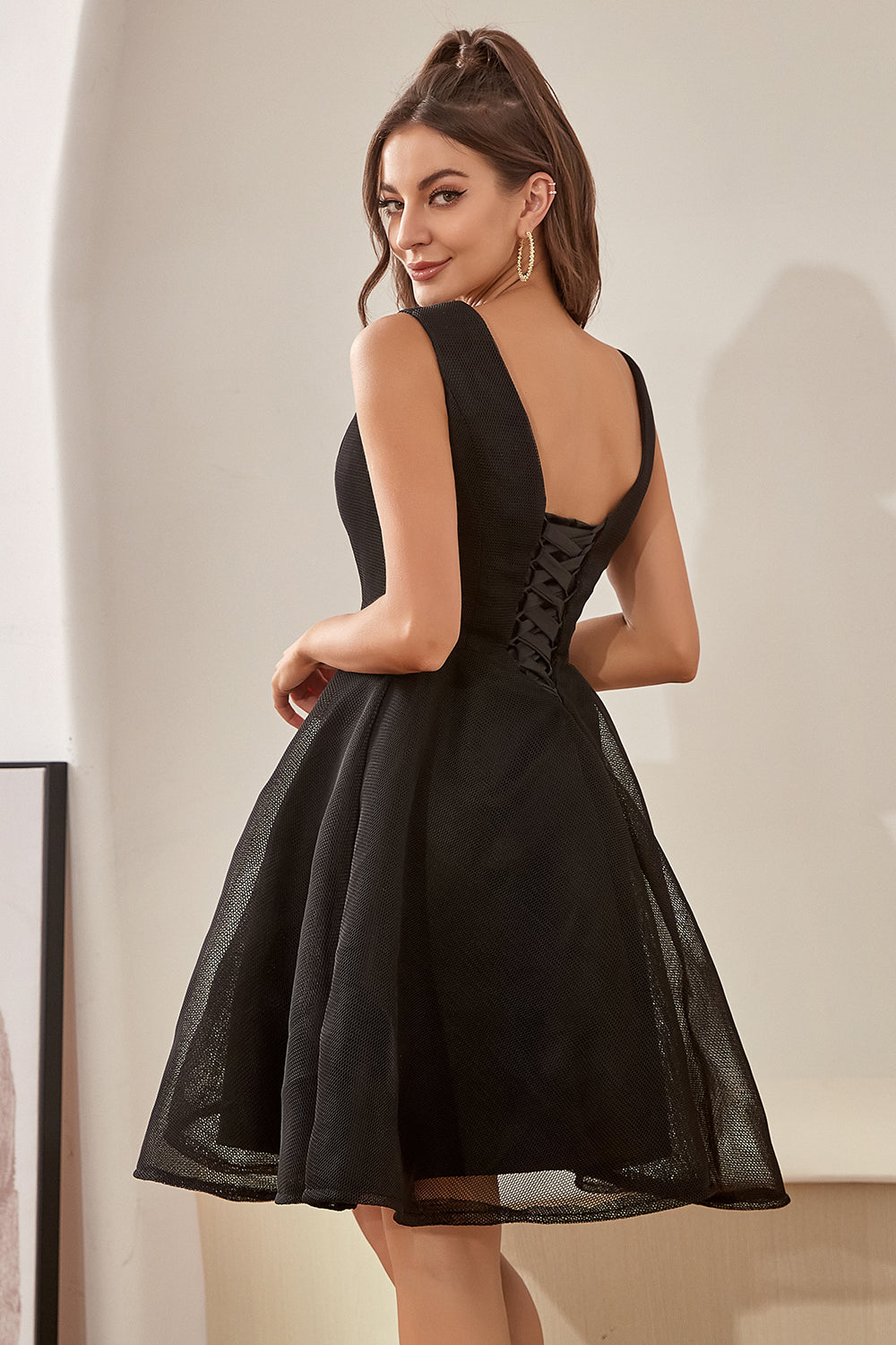 Vestido de regreso a casa negro con cuello V
