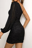 Vestido de cóctel negro brillante de un hombro