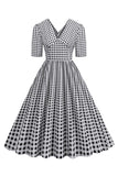Vestido negro con cuello en V con cuello en V de la década de 1950
