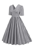 Vestido negro con cuello en V con cuello en V de la década de 1950
