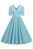 Vestido negro con cuello en V con cuello en V de la década de 1950