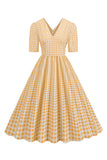 Vestido negro con cuello en V con cuello en V de la década de 1950